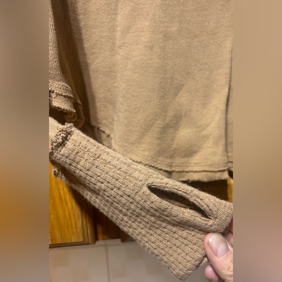 Free People We The Free Colby Tee Shirt Long Sleeves Thumbholes Women XS Boho - Picture 3 of 9